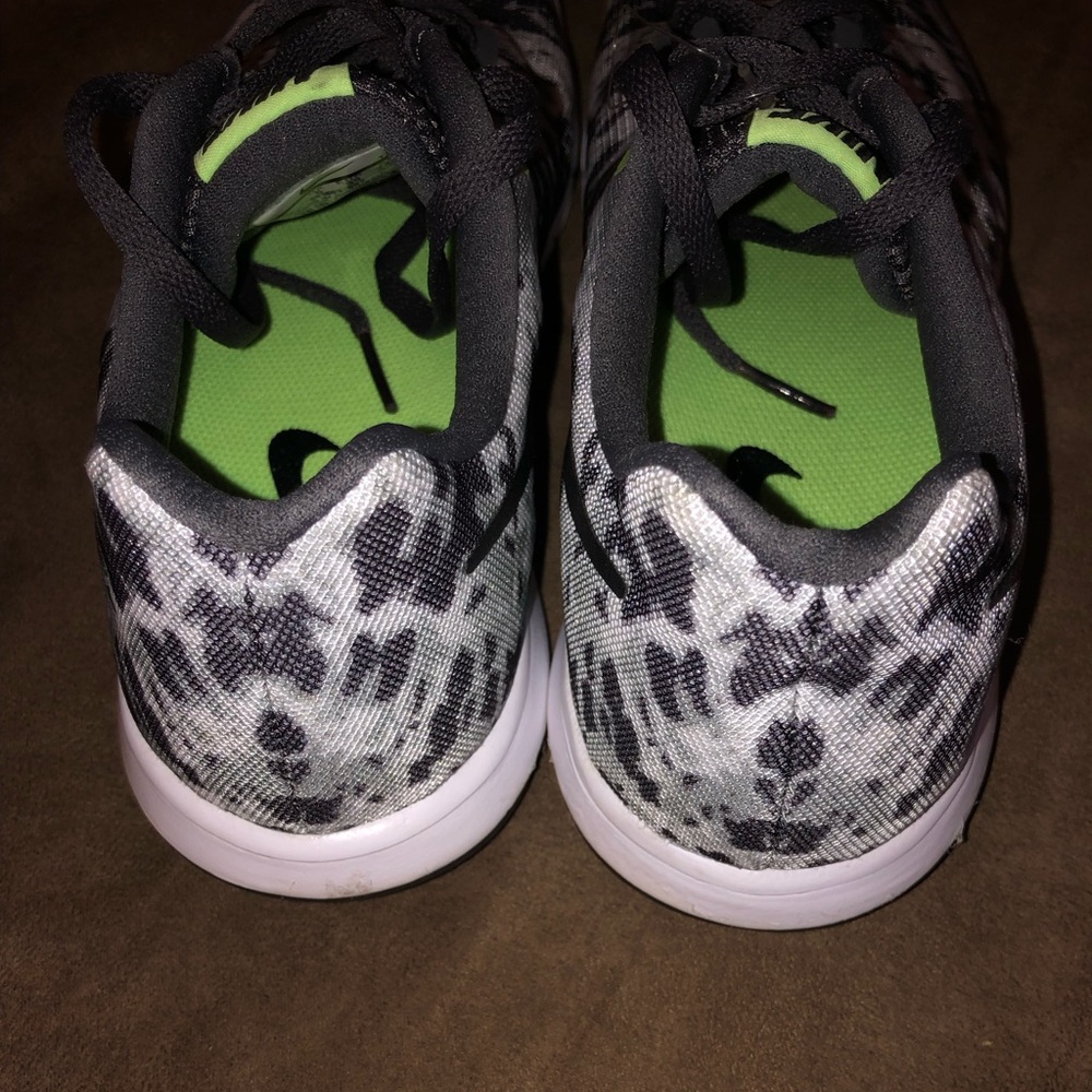 Tennis shoes - Picture 3 of 5